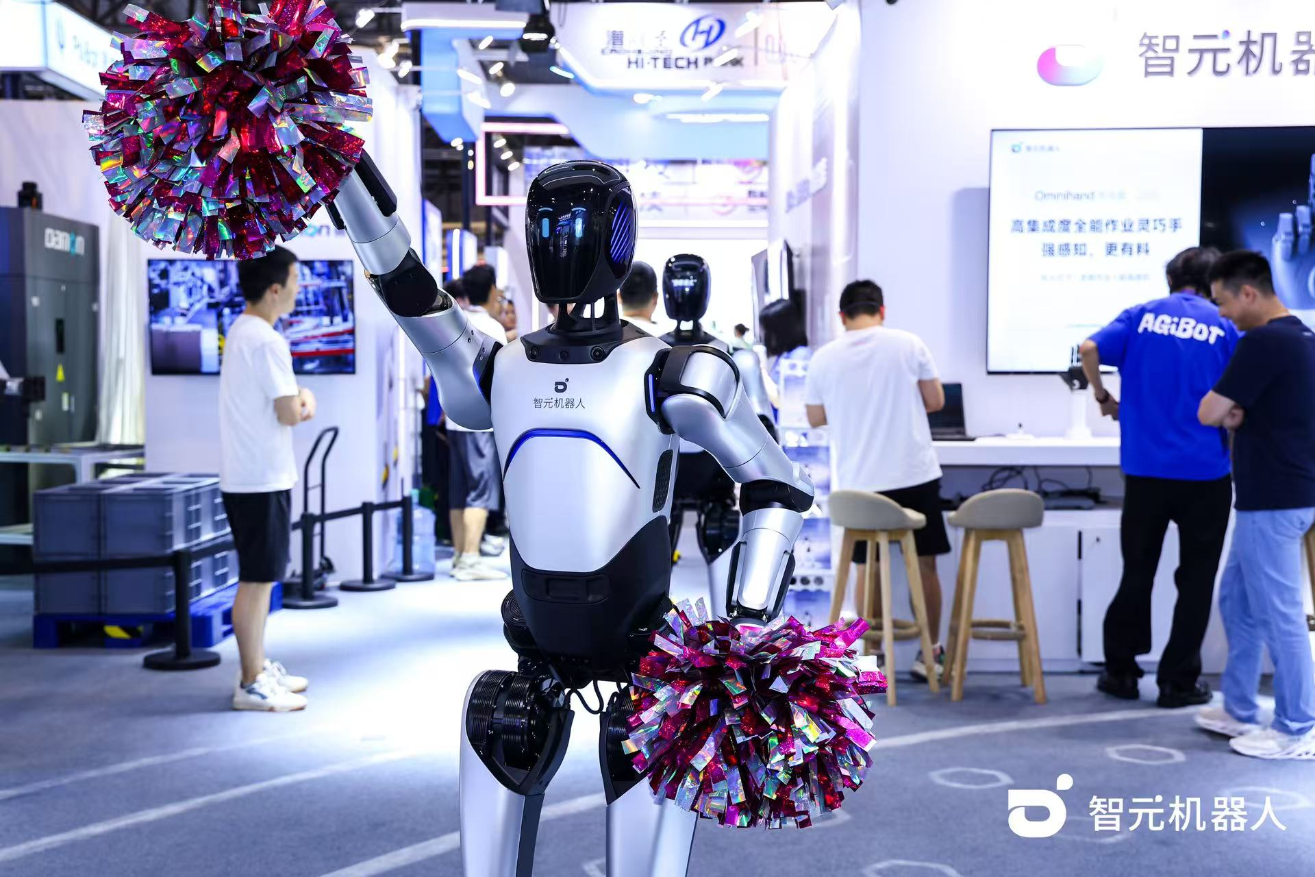 710公海线路检测中心机器人 WAIC 首日展台火爆，机器人家族集体打工忙不停